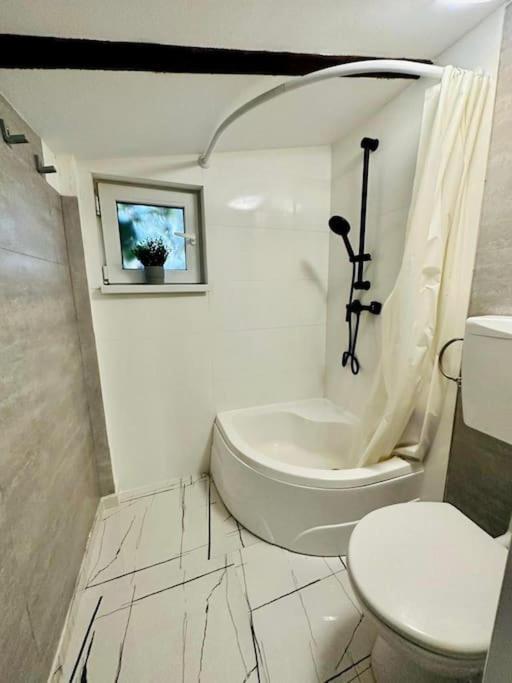 2-Room Cozy Retreat Near City Center Bucharest Exterior photo
